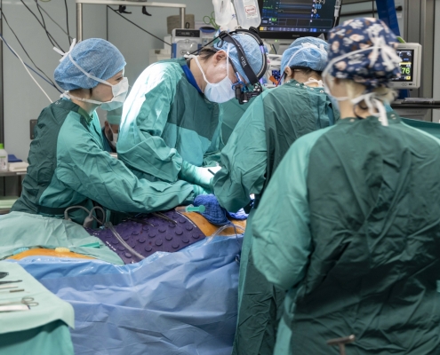 Herzchirurg mit Team bei einer Operation