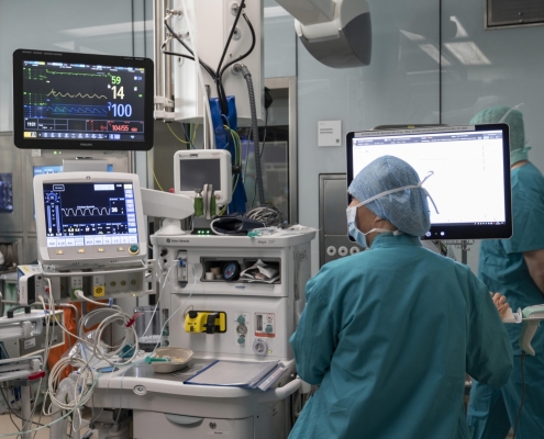 Anästhesist beim Überwachen der Monitore während einer Operation