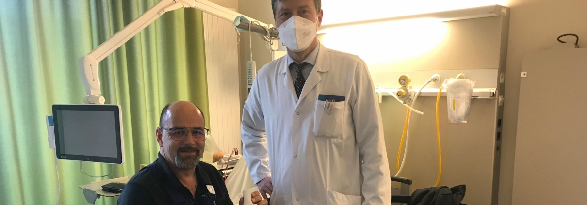 Patient mit Aortenbogenprothese und Arzt