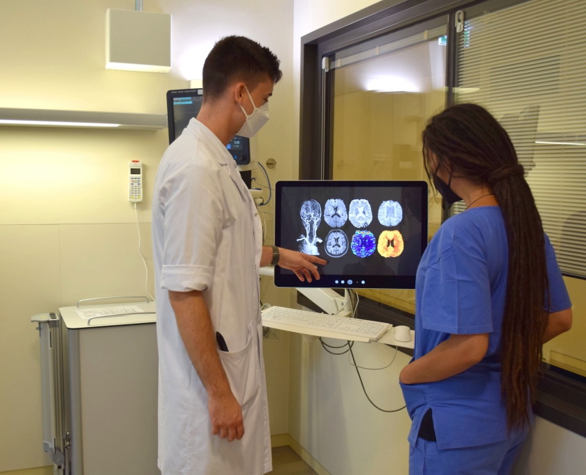 Neuro Station 20 Stroke Unit Pflegerin im Gespräch mit Arzt