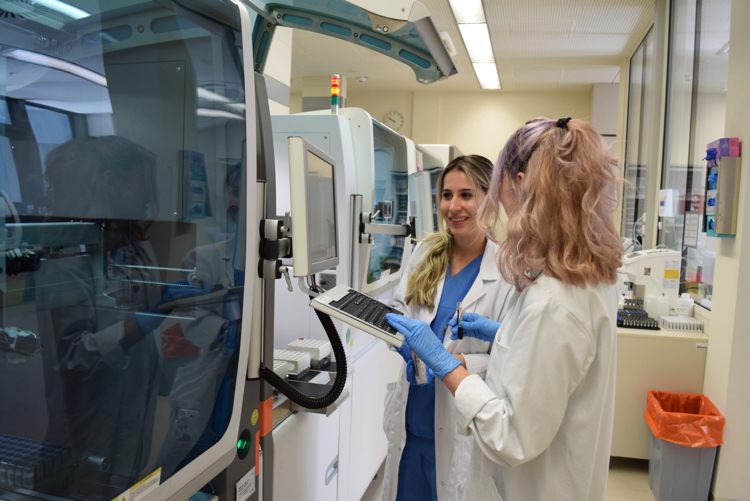 Zwei Medizinisch technische Fachkräfte bearbeiten eine Blutprobe im Labor