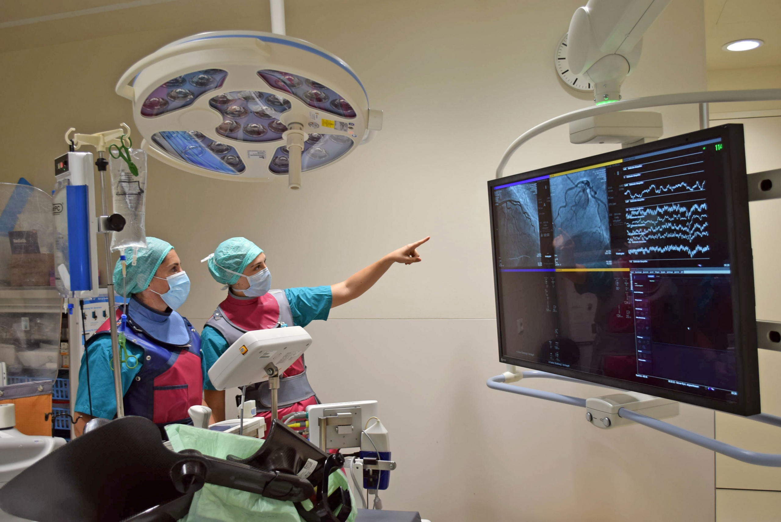Zwei Medizinisch technische Fachkräfte beobachten den Monotor während einer Angiografie