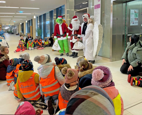 Weihnachtsmann, Christkind und Grinch bei den Kindern der Klinik Floridsdorf