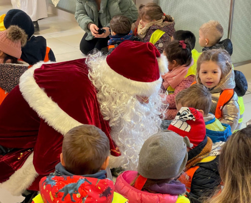 Der Weihnachtsmann besucht die Kinder in der Klinik Floridsdorf