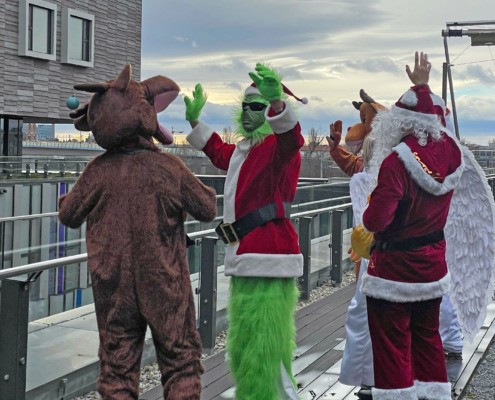 Weihnachtsmann, Christkind, Rentier und Grinch auf dem Dachgarten