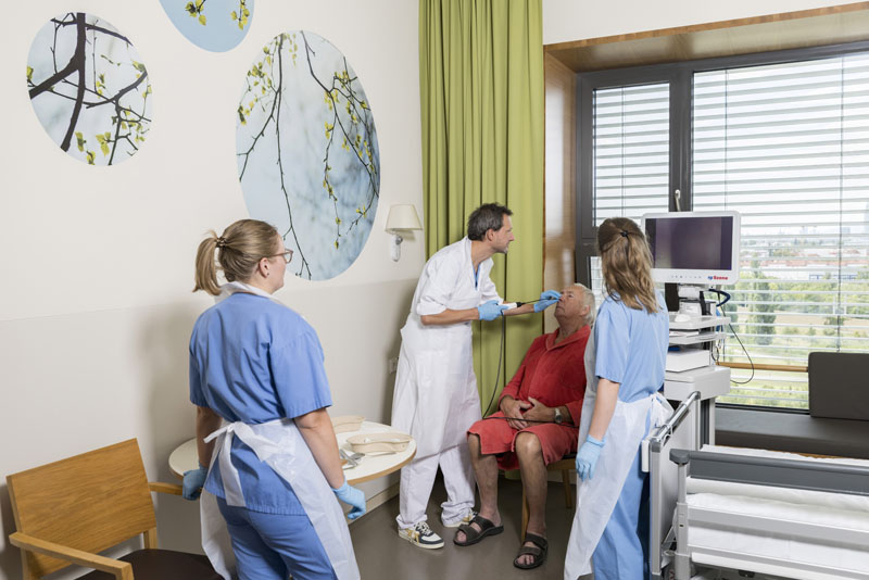 Klinik Floridsdorf Interdisziplinäres Team bei Schluckuntersuchung eines Patienten auf der Neurologie-Station