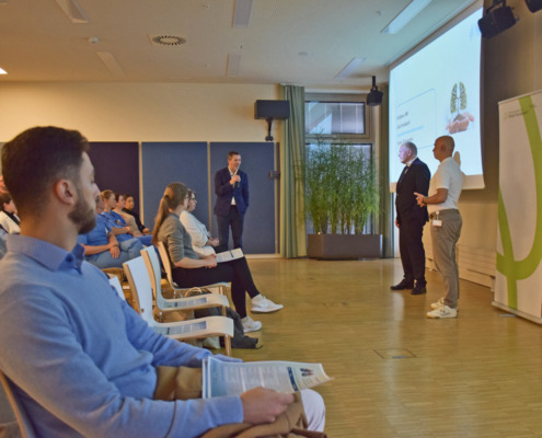 Thoraxsymposium in der Klinik Floridsdorf Diskussion Direktor Binder mit Teilnehmer*innen