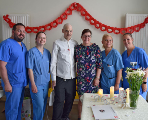 Brautpaar mit Pflegepersonal in der Klinik Floridsdorf