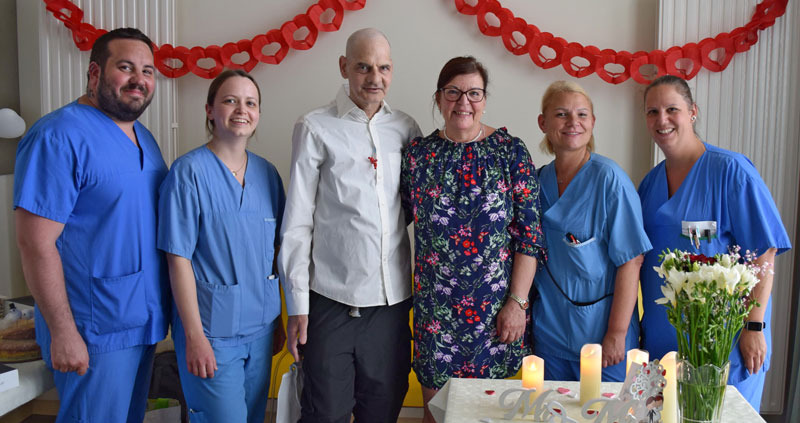 Brautpaar mit Pflegepersonal in der Klinik Floridsdorf