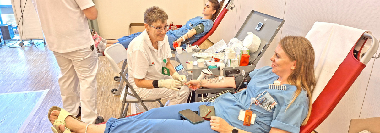 Pflegekraft spendet Blut bei der Blutspendeaktion in der Klinik Floridsdorf