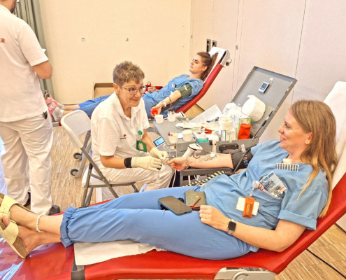 Pflegekraft spendet Blut bei der Blutspendeaktion in der Klinik Floridsdorf