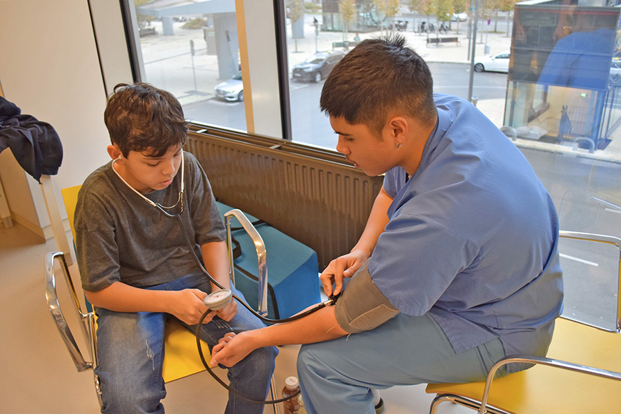 Blutdruckmessung beim Boys’ Day 2025 in der Klinik Floridsdorf