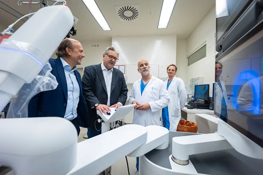 Stadtrat Peter Hacker probiert den neuen Bronchoskopieroboter aus