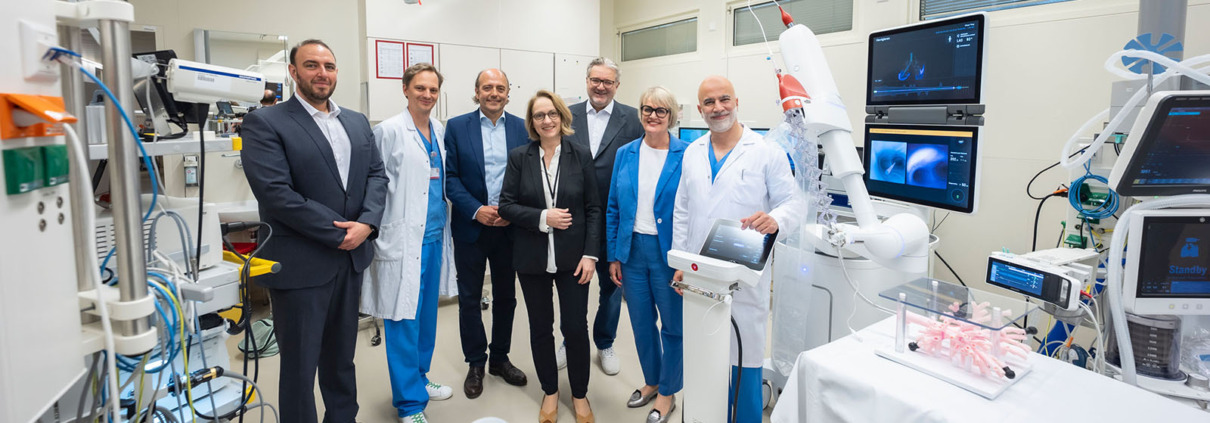 Gruppenfoto der Pressekonferenz zum neuen Bronchoskopieroboter
