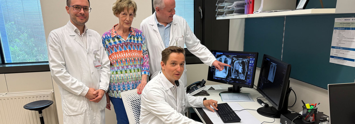 Tumorpatient*in mit ihrem ärztlichen Team bei Kontrolltermin