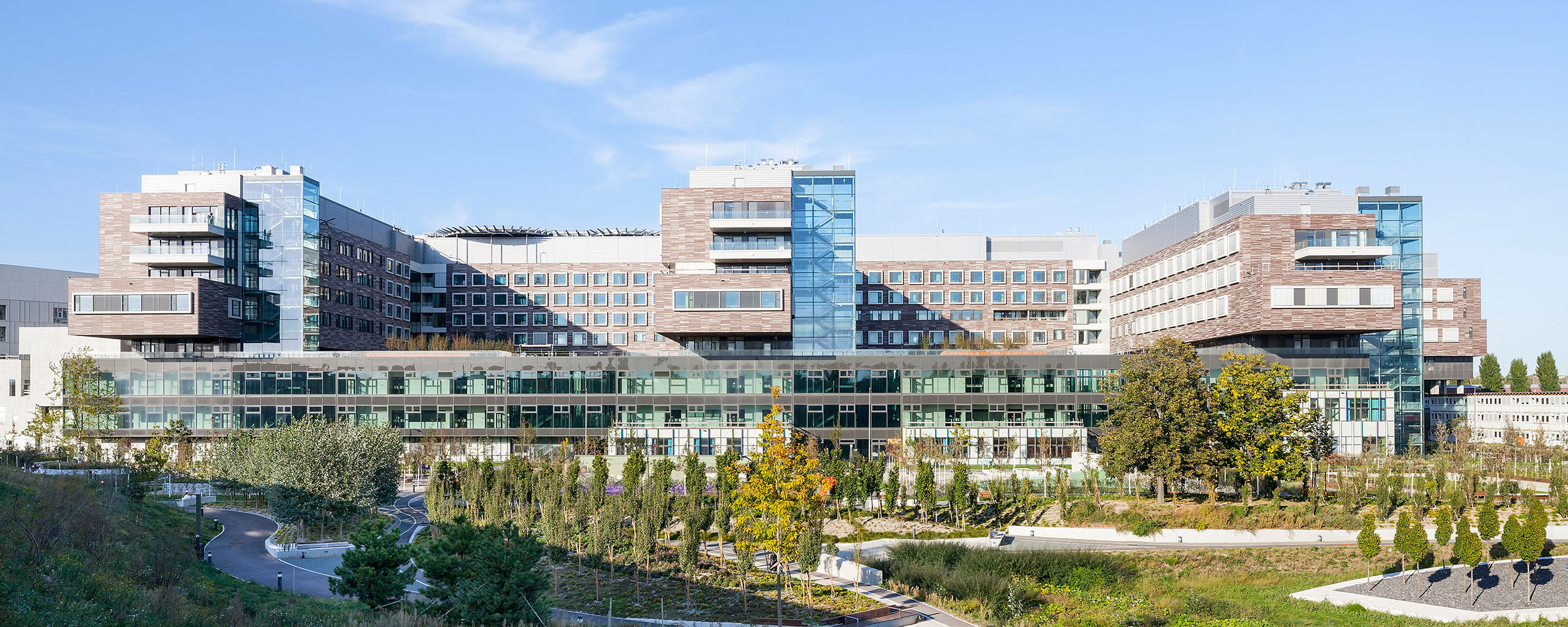 Klinik Floridsdorf Außenansicht mit Healing Garden